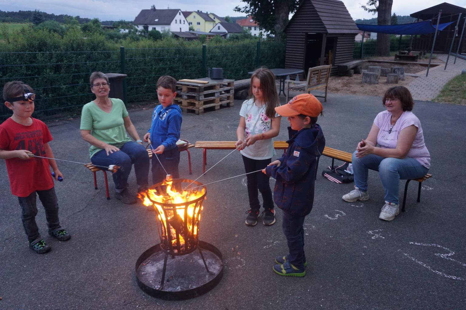 Finster, Finster, nur der Glühwurm... Übernachtung 2019 (c) Kindergarten