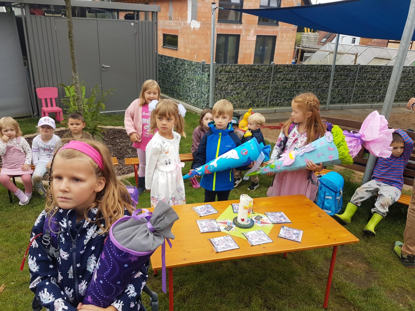 Stolze Schulkinder zu Besuch (c) Kita