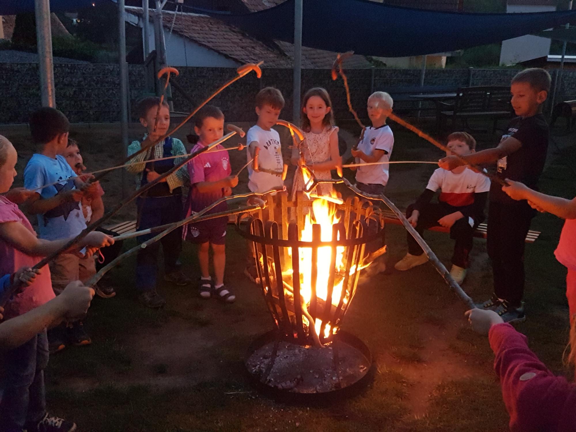 Lagerfeuer, Gruselgeschichten und Nachtwanderung