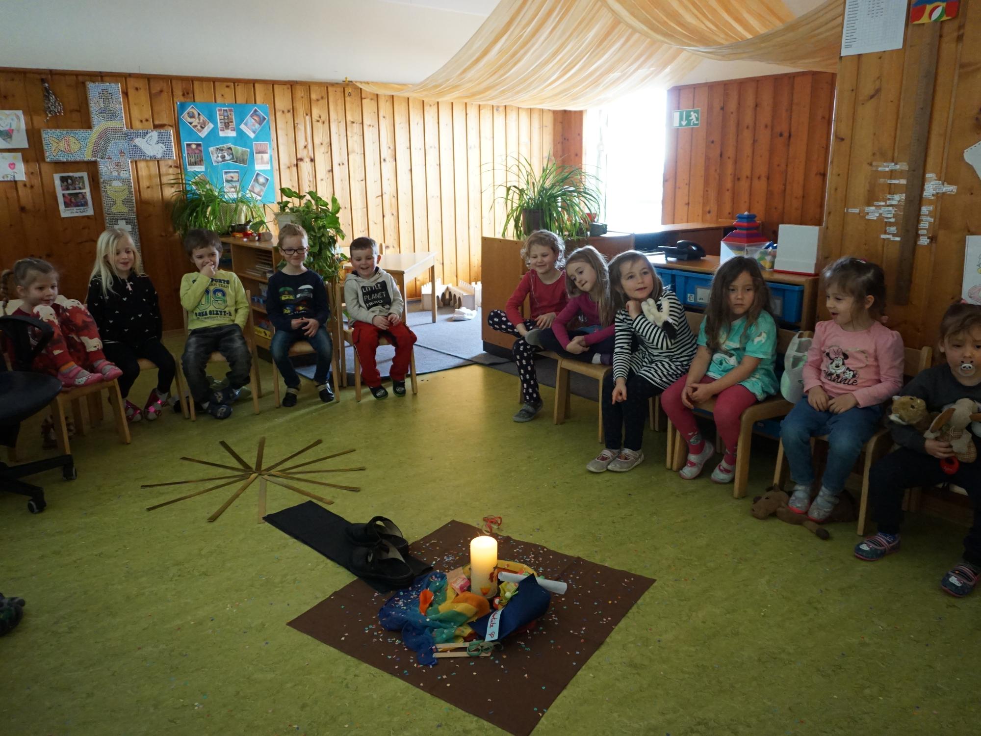 Auf dem Weg nach Ostern - Aschenkreuz im Kindergarten