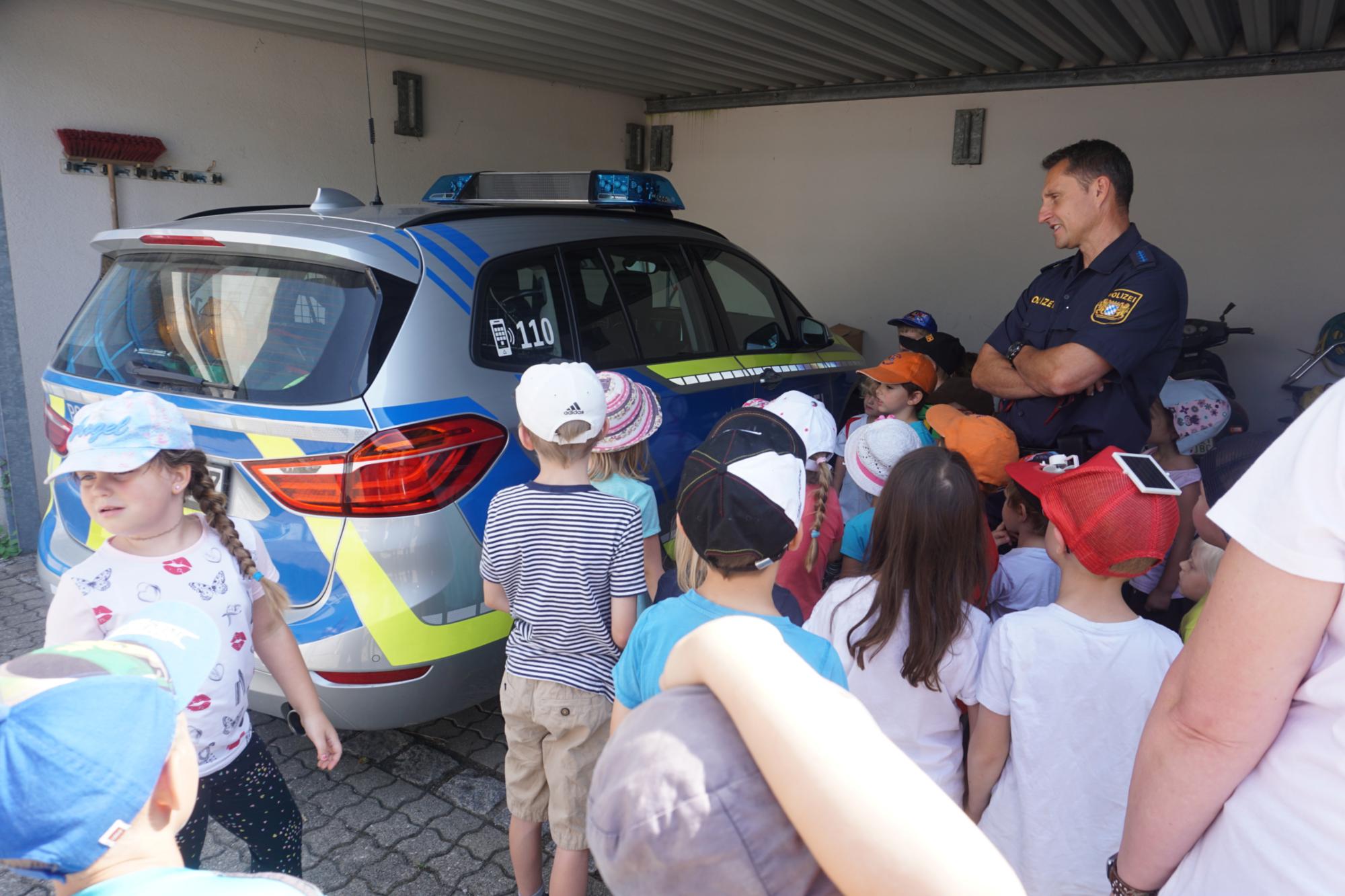 Unser Kindergarten hinter Gittern - Ein Besuch auf der Polizeiwache am 17.07.2018