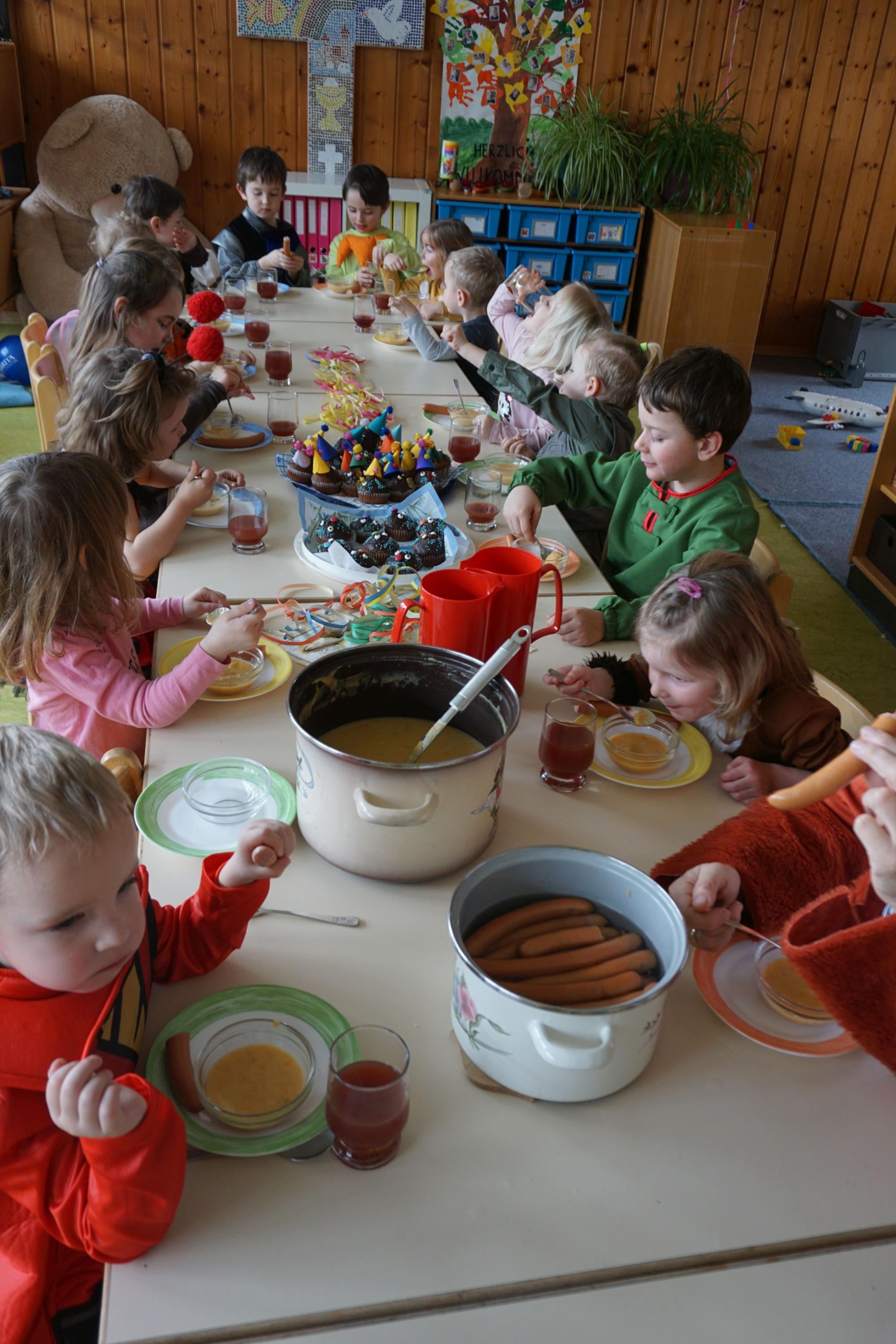 Fasching bei den Waldtieren unterwegs im Märchenwald