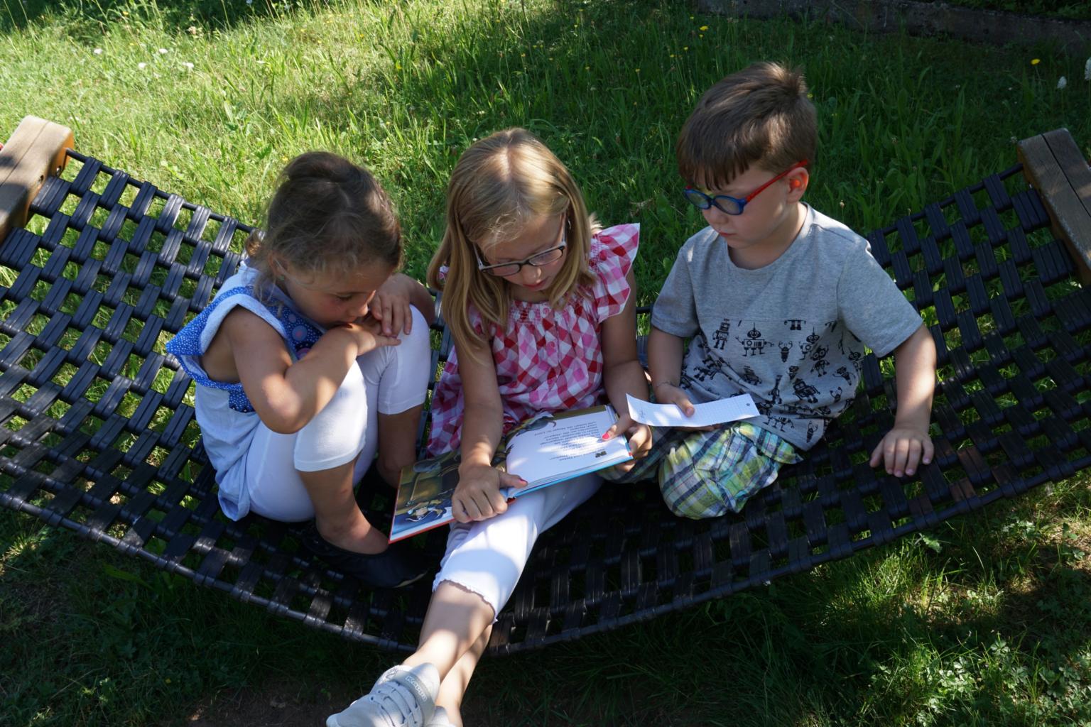 Schulkinder lesen vor (c) Kindergarten