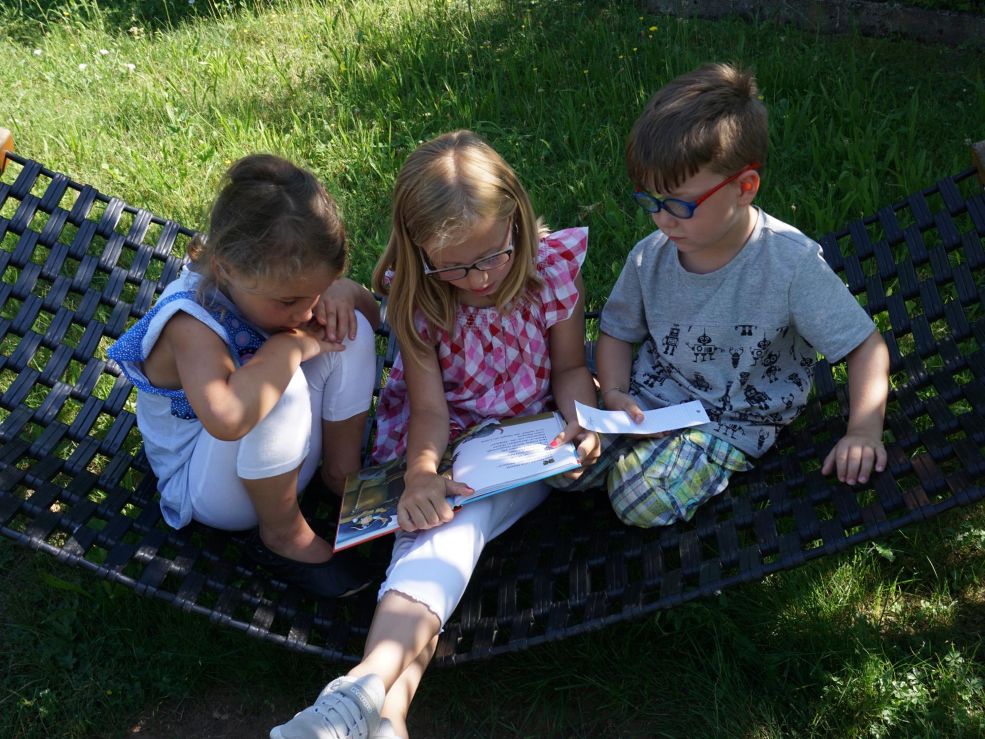 Schulkinder lesen vor